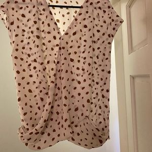 Lightweight flowing cross cross front top